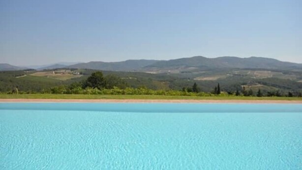 A swimming pool with a view of distant hills. - Tenuta Branca - Podere Apartment with Pool and Terrace in Chianti (San Casciano in Val di Pesa)
