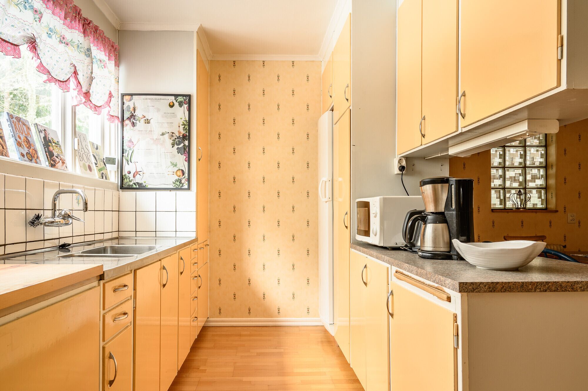 Geladeira, micro-ondas, fogão, cafeteira/chaleira