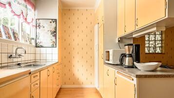 Geladeira, micro-ondas, fogĂŁo, cafeteira/chaleira