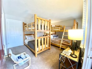 3 habitaciones, tabla de planchar con plancha, wifi y ropa de cama 