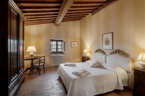 WiFi, bed sheets - Tenuta Branca – Torrione Spacious Apartment with Pool in Chianti (San Casciano in Val di Pesa)