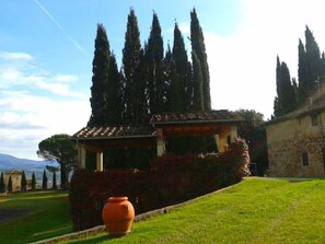 Property grounds - Tenuta Branca – Torrione Spacious Apartment with Pool in Chianti (San Casciano in Val di Pesa)