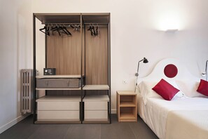 1 dormitori, caixa forta a l'habitació i escriptori 