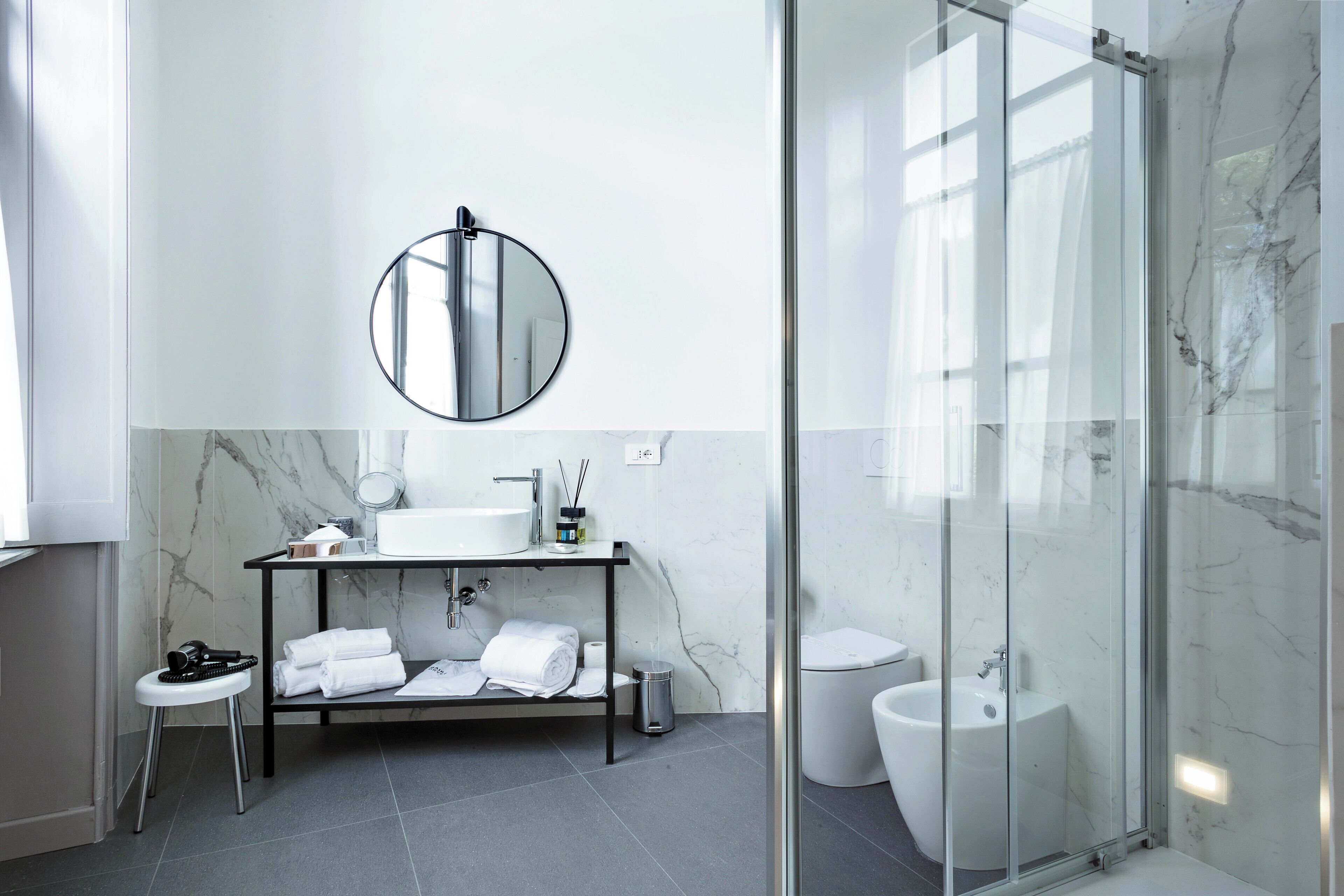 Bruser, hårtørrer, bidet, håndklæder