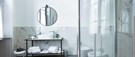 Dusche, Haartrockner, Bidet, Handtücher