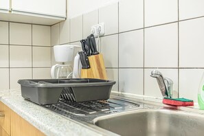 Apartamento básico | Cozinha privada | Geladeira, micro-ondas, fogão, cooktop
