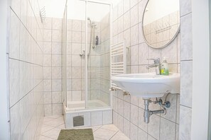 Basic Apartment | Bathroom - Budget 2BR Long Stay Near Matzleinsdorf (Vienna)