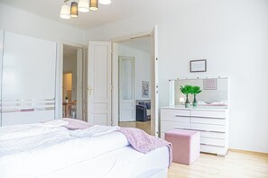Iron/ironing board, free WiFi - Budget 2BR Long Stay Near Matzleinsdorf (Vienna)