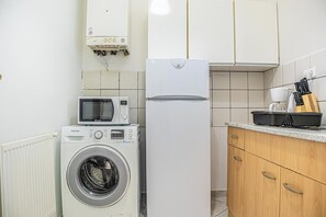 Apartamento básico | Cozinha privada | Geladeira, micro-ondas, fogão, cooktop