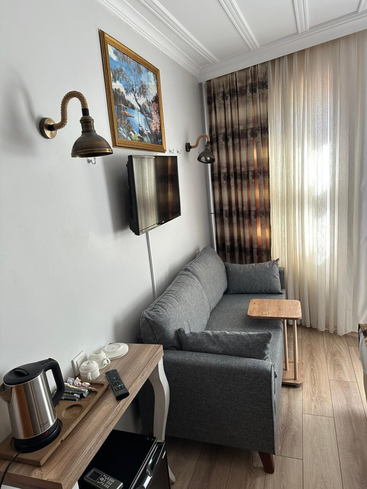 Deluxe Room, City View | Living area