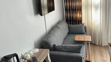 Deluxe Room, City View | Living area