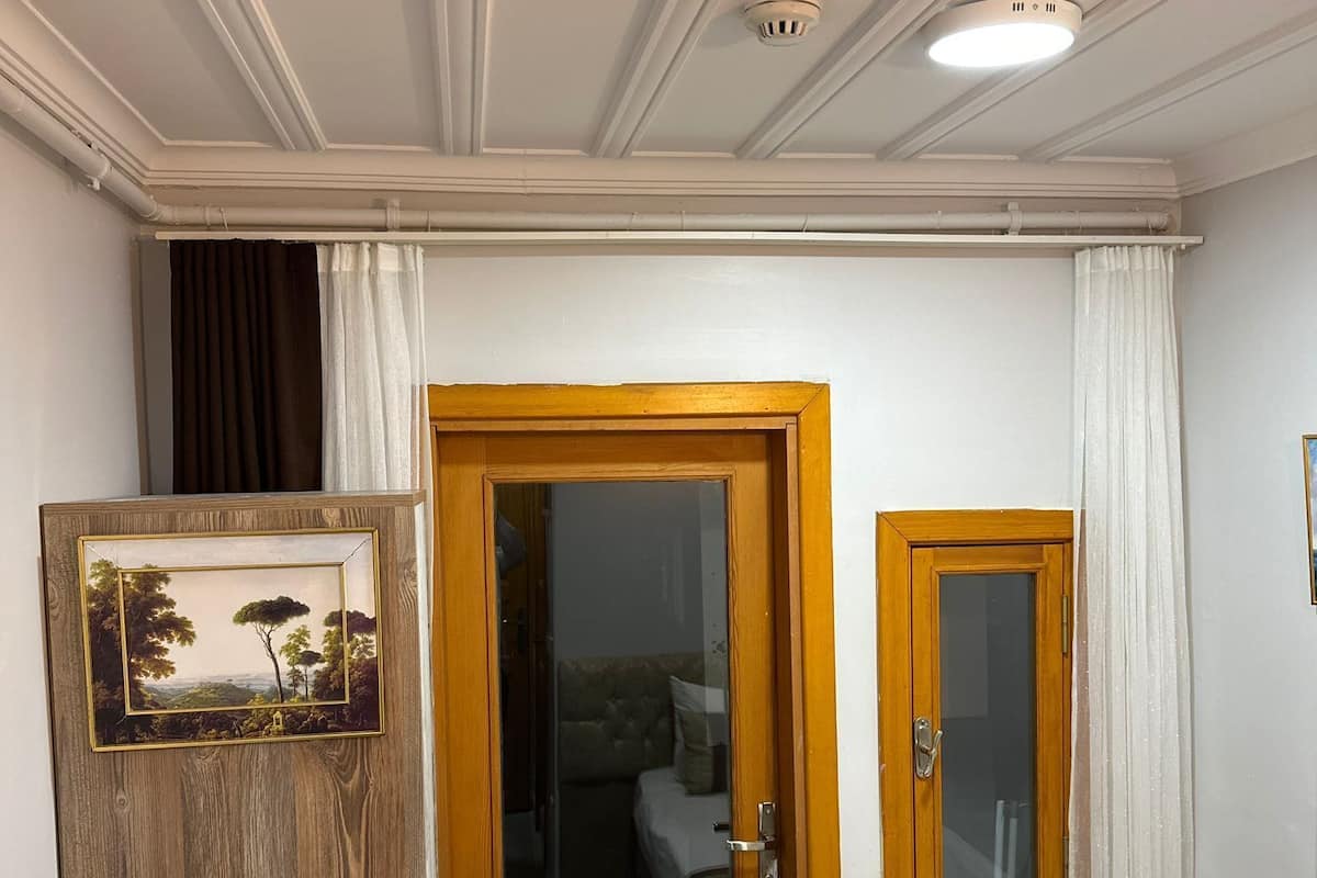 Economy Single Room | In-room safe, desk, soundproofing, iron/ironing board