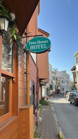 Exterior detail - Tree house hotel (Istanbul)