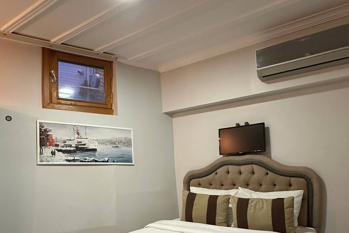 Economy Double Room | In-room safe, desk, soundproofing, iron/ironing board