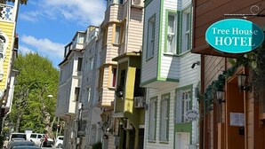 A row of colorful buildings with a sign for 'Tree House Hotel'. - Tree house hotel (Istanbul)