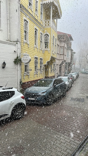 Street view - Tree house hotel (Istanbul)