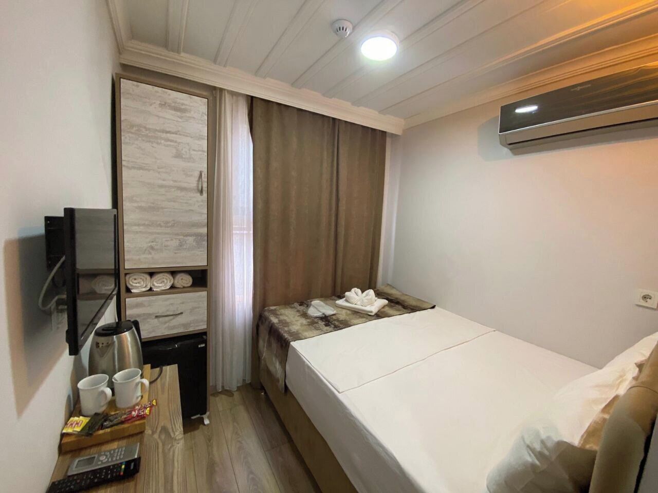 Economy Room | In-room safe, desk, soundproofing, iron/ironing board