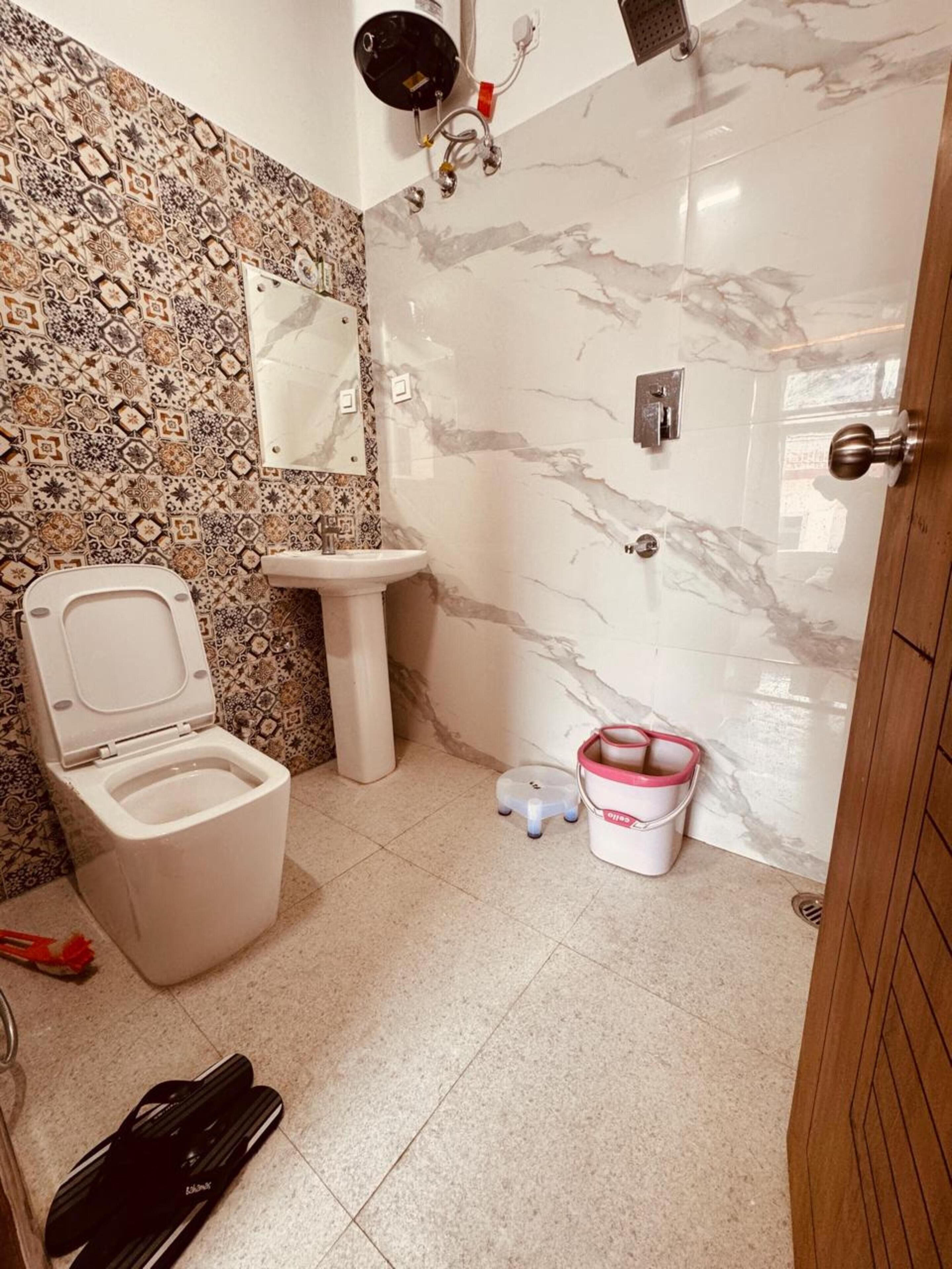Triple Room | Bathroom | Shower, free toiletries, towels, soap