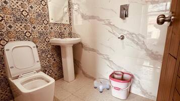 Triple Room | Bathroom | Shower, free toiletries, towels, soap