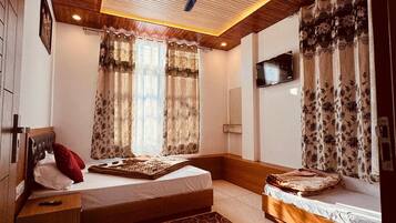 Triple Room | Free WiFi, bed sheets
