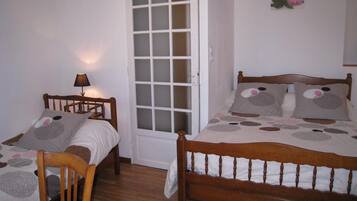 Een strijkplank/strijkijzer, wifi, beddengoed