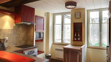 Frigorifero, microonde, forno, piano cottura