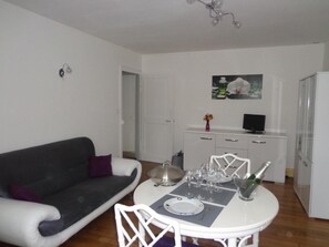 Living area - Apartment 'Gîte De La Petite Croix Blanche' with Wi-Fi (Les Riceys)