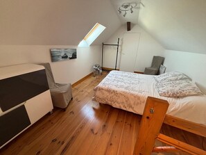 2 chambres, fer et planche à repasser, Wi-Fi, draps fournis