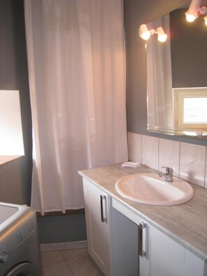 Regadera y secadora de cabello 