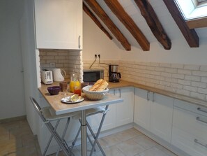 Dining - Apartment 'Gîte De La Petite Croix Blanche' with Wi-Fi (Les Riceys)