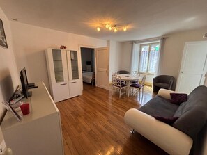 Interior - Apartment 'Gîte De La Petite Croix Blanche' with Wi-Fi (Les Riceys)