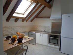 Fridge, microwave, oven, stovetop - Apartment 'Gîte De La Petite Croix Blanche' with Wi-Fi (Les Riceys)