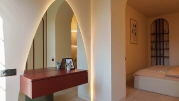 Design Apartment, Non Smoking | Laptop workspace, iron/ironing board, free WiFi
