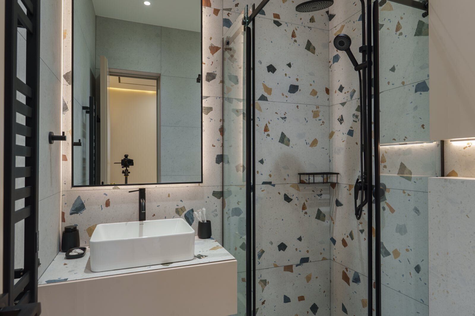 Design Apartment, Non Smoking | Bathroom | Shower, free toiletries, soap, shampoo