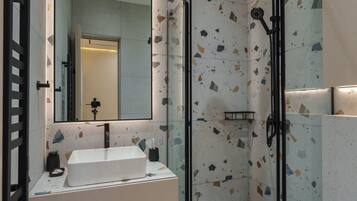 Design Apartment, Non Smoking | Bathroom | Shower, free toiletries, soap, shampoo