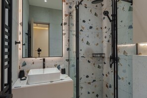 Design Apartment, Non Smoking | Bathroom | Shower, free toiletries, soap, shampoo - Designer suites on Mashtots avenue (Yerevan)