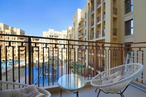 Terrace/patio - Silk Valley - Green View Oasis: Stylish 2BR in Dubai’s Town Square (Dubai)