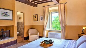 6 bedrooms, iron/ironing board, WiFi, bed sheets