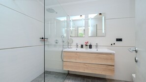 Dusche, Haartrockner, Handtücher