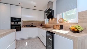 Kühlschrank, Mikrowelle, Ofen, Geschirrspüler