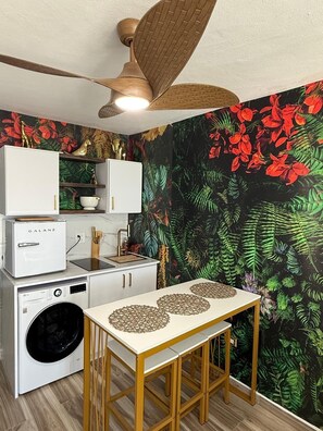 Microwave, coffee/tea maker, cookware/dishes/utensils, lobster pot - 3 Min to Airport • Beaches • Free Parking & WiFi (Carolina)