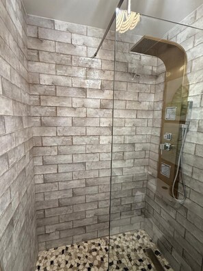 Shower, towels, toilet paper - “Stay Near SJU 4min to Beach Clean Modern 1BR + Parking” (Carolina)