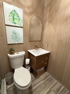 Regadera, toallas, papel de baño