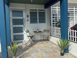 Outdoor dining - “Stay Near SJU 4min to Beach Clean Modern 1BR + Parking” (Carolina)