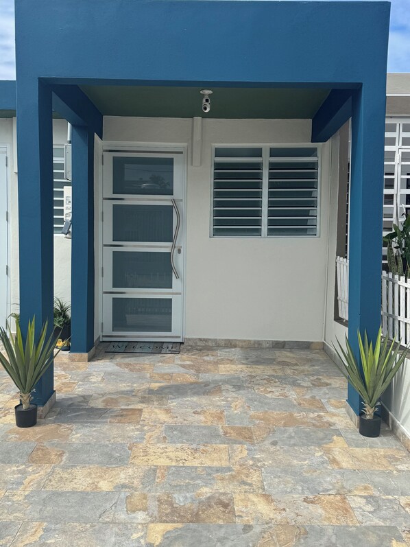 Exterior detail - 3 Min to Airport • Beaches • Free Parking & WiFi (Carolina)