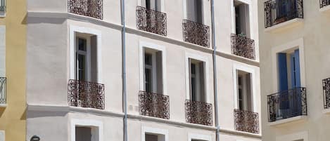 Un edificio de varios pisos con balcones y ventanas.