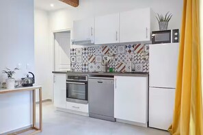 Apartemen Deluks, pemandangan kota | Dapur pribadi | Pemanggang roti dan lemari pembeku