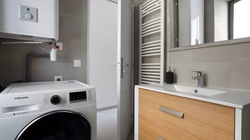 Leilighet – deluxe, byutsikt | Bad | Toalettartikler (inkludert), såpe, sjampo og toalettpapir
