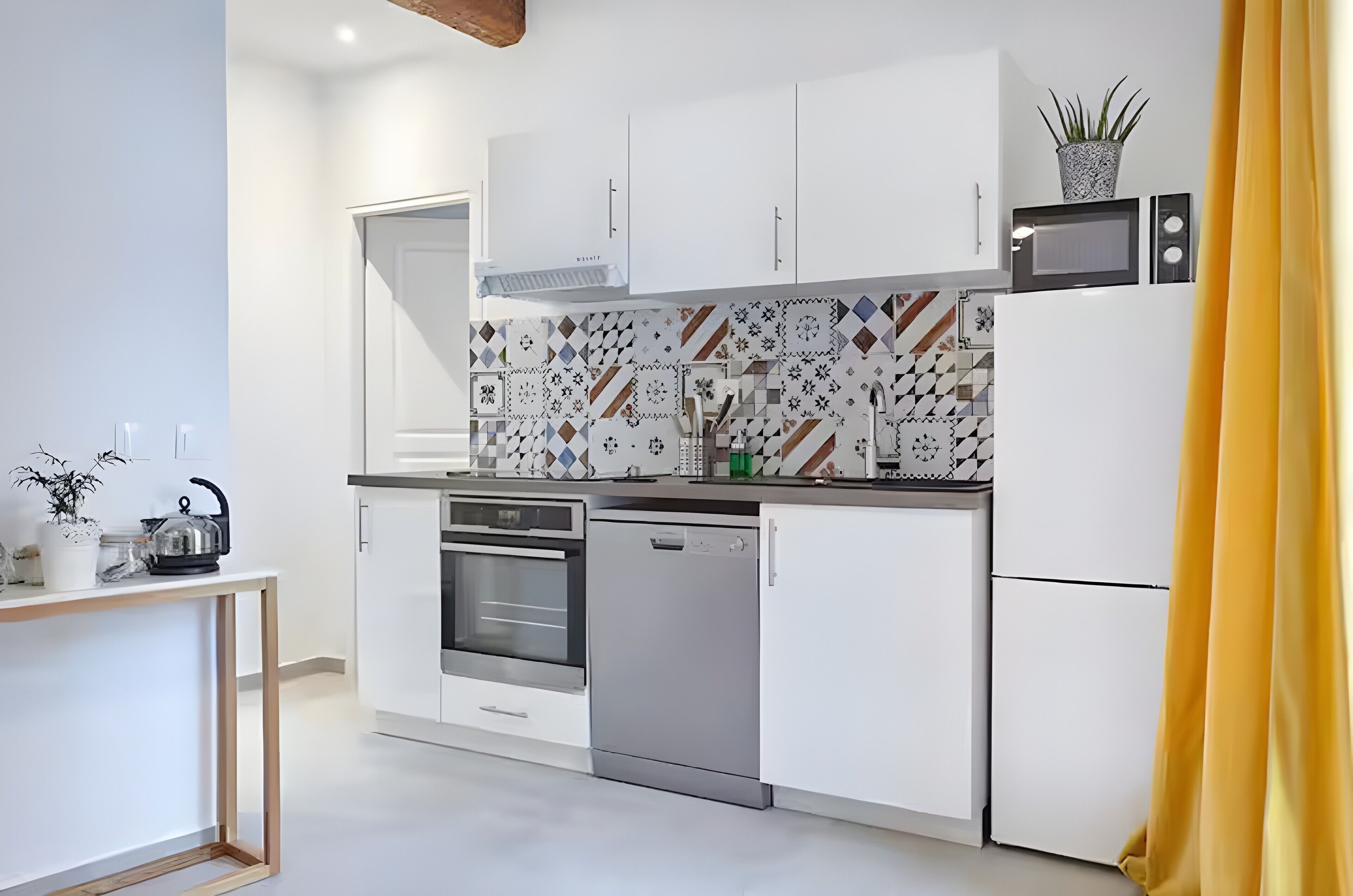 Deluxe Apartment, City View | Private kitchen | Toaster, freezer