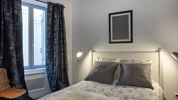 Deluxe appartement, uitzicht op de stad | Luxe beddengoed, een strijkplank/strijkijzer, reisbedje, gratis wifi